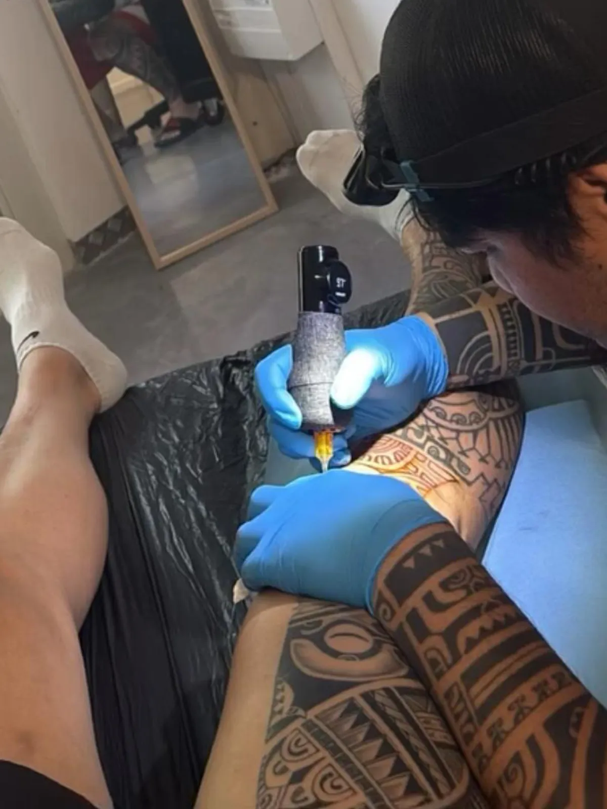 mika hikutini tatouer et propriétaire du salon de tatouage manakiu tiki patu à saint paul trois chateaux